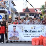 Polres Indragiri Hilir Berbagi Takjil Ramadhan kepada Masyarakat di Tembilahan